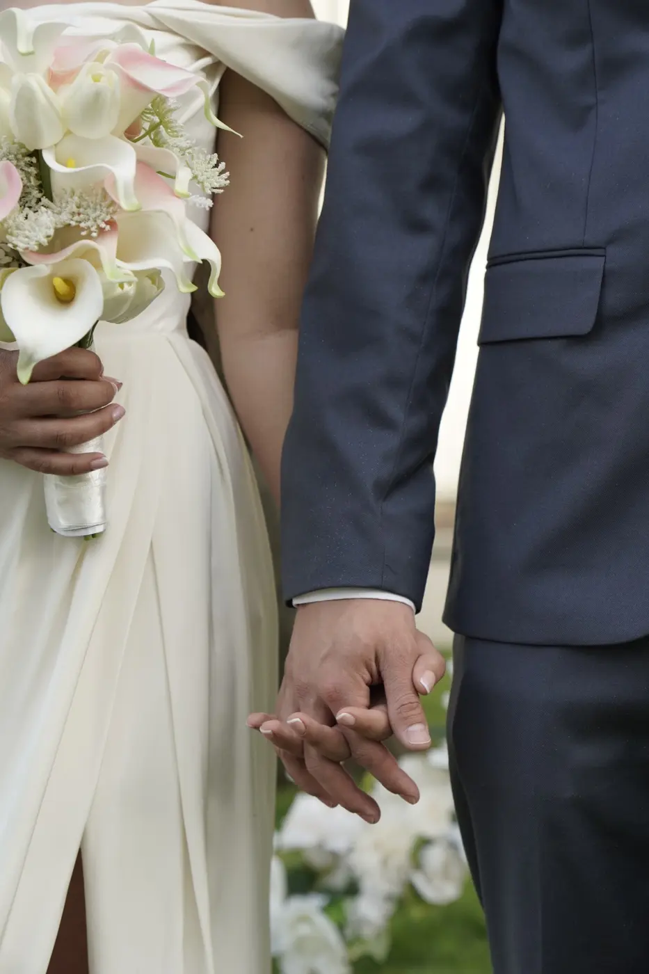 Los novios tomados de la mano, ella con su ramo de alcatraces